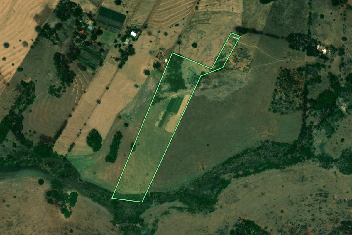 Imagem de satélite do imóvel rural em Urânia (SP), com o contorno declarado no CAR desenhado por cima.