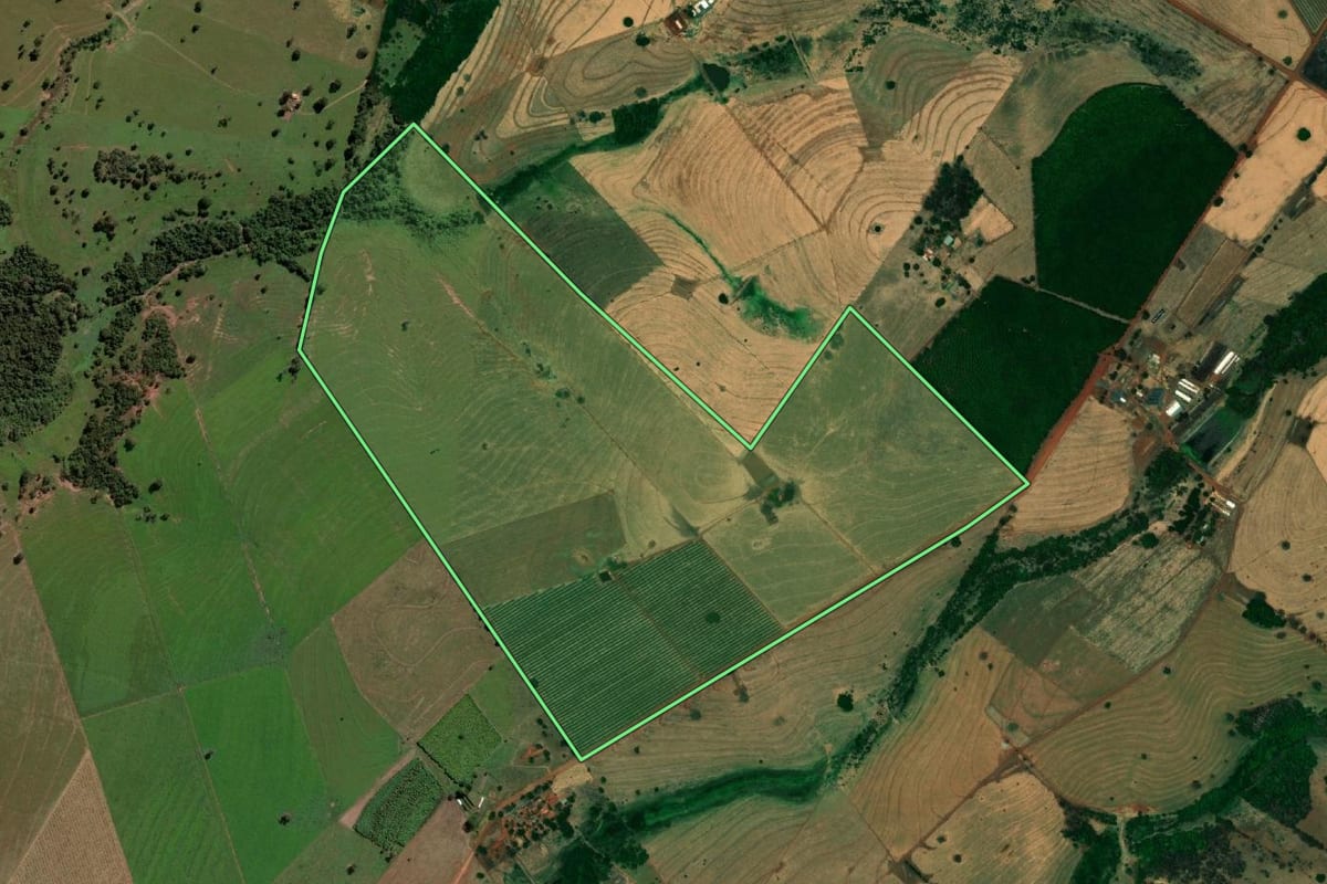 Imagem de satélite do imóvel rural em Urânia (SP), com o contorno declarado no CAR desenhado por cima.