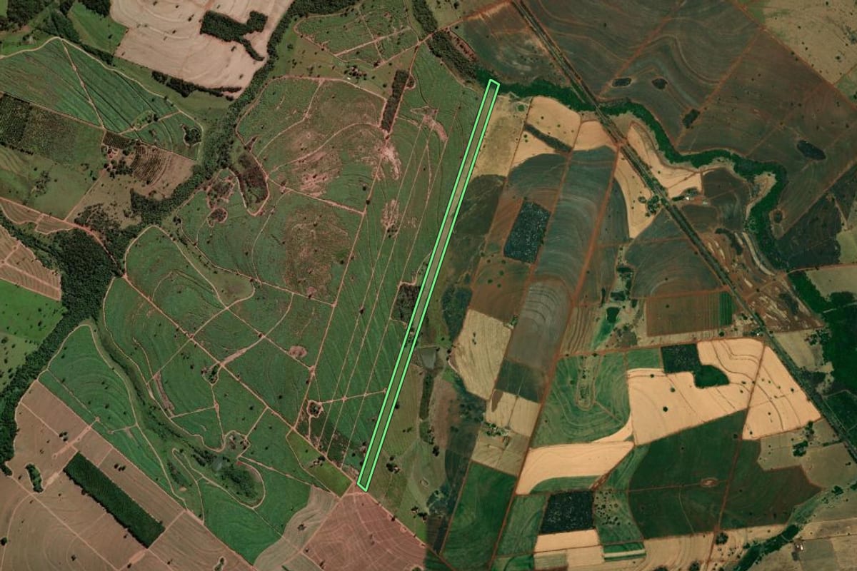 Imagem de satélite do imóvel rural em Urânia (SP), com o contorno declarado no CAR desenhado por cima.