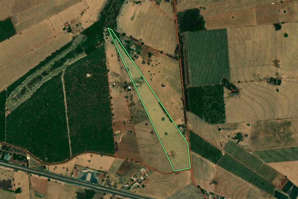 Imagem de satélite do imóvel rural em Urânia (SP), com o contorno declarado no CAR desenhado por cima.