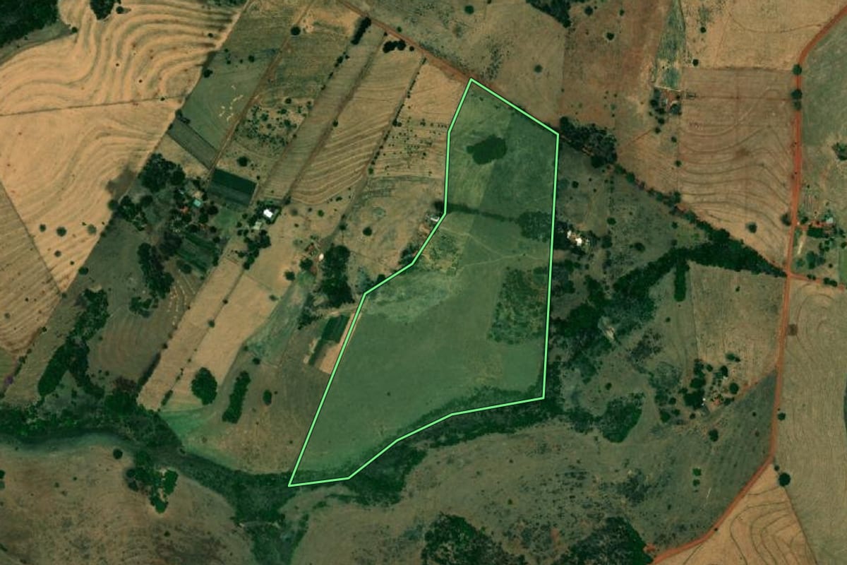 Imagem de satélite do imóvel rural em Urânia (SP), com o contorno declarado no CAR desenhado por cima.