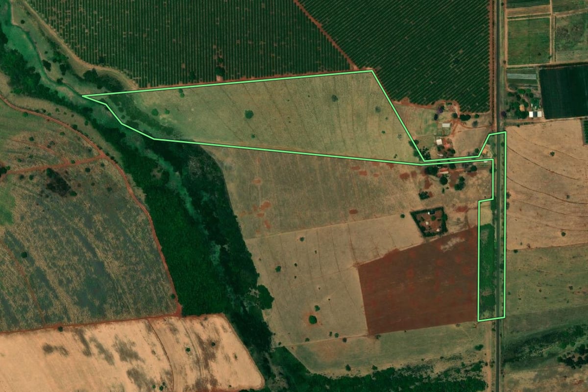 Imagem de satélite do imóvel rural em Urânia (SP), com o contorno declarado no CAR desenhado por cima.