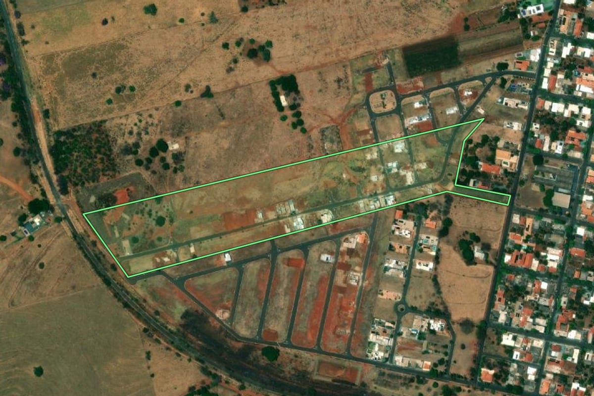 Imagem de satélite do imóvel rural em Urânia (SP), com o contorno declarado no CAR desenhado por cima.
