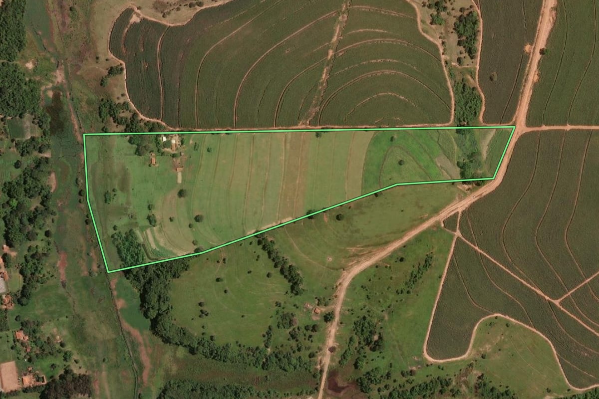 Imagem de satélite do imóvel rural em Uru (SP), com o contorno declarado no CAR desenhado por cima.