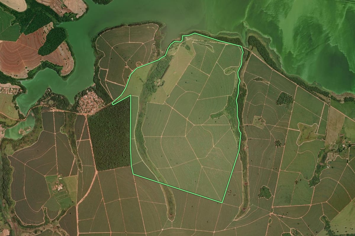 Imagem de satélite do imóvel rural em Uru (SP), com o contorno declarado no CAR desenhado por cima.