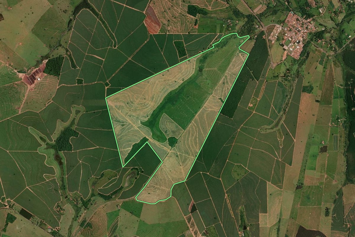 Imagem de satélite do imóvel rural em Uru (SP), com o contorno declarado no CAR desenhado por cima.