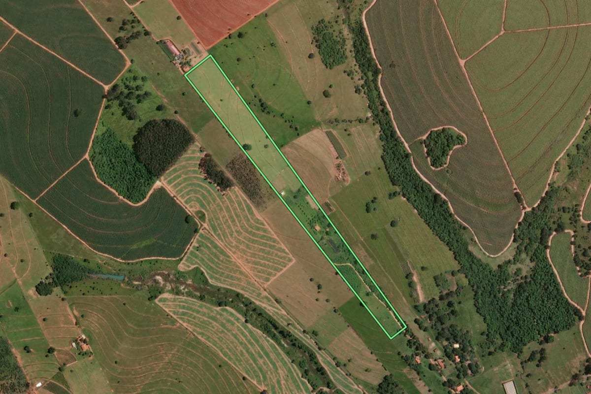 Imagem de satélite do imóvel rural em Uru (SP), com o contorno declarado no CAR desenhado por cima.