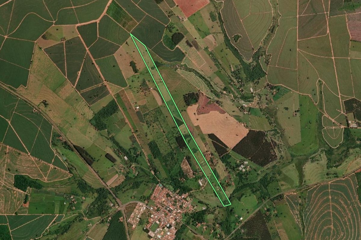Imagem de satélite do imóvel rural em Uru (SP), com o contorno declarado no CAR desenhado por cima.