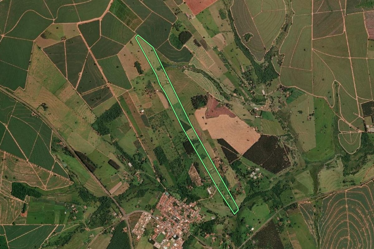 Imagem de satélite do imóvel rural em Uru (SP), com o contorno declarado no CAR desenhado por cima.