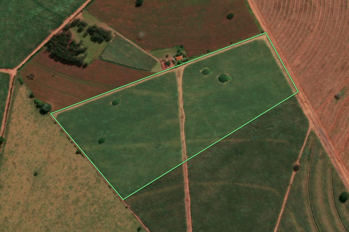 Imagem de satélite do imóvel rural em Uru (SP), com o contorno declarado no CAR desenhado por cima.