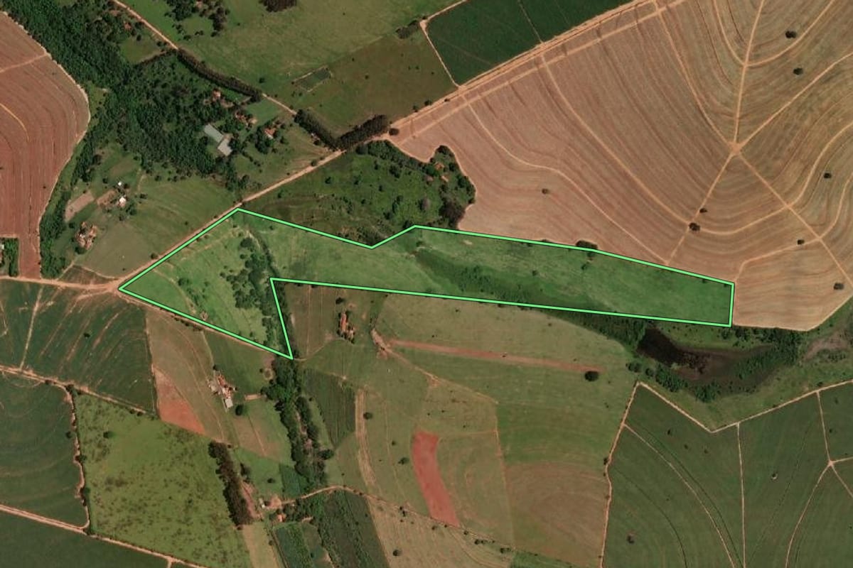 Imagem de satélite do imóvel rural em Uru (SP), com o contorno declarado no CAR desenhado por cima.