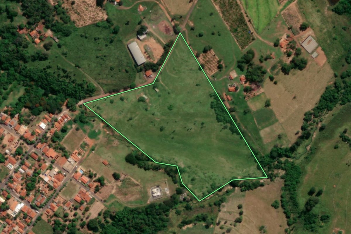 Imagem de satélite do imóvel rural em Uru (SP), com o contorno declarado no CAR desenhado por cima.