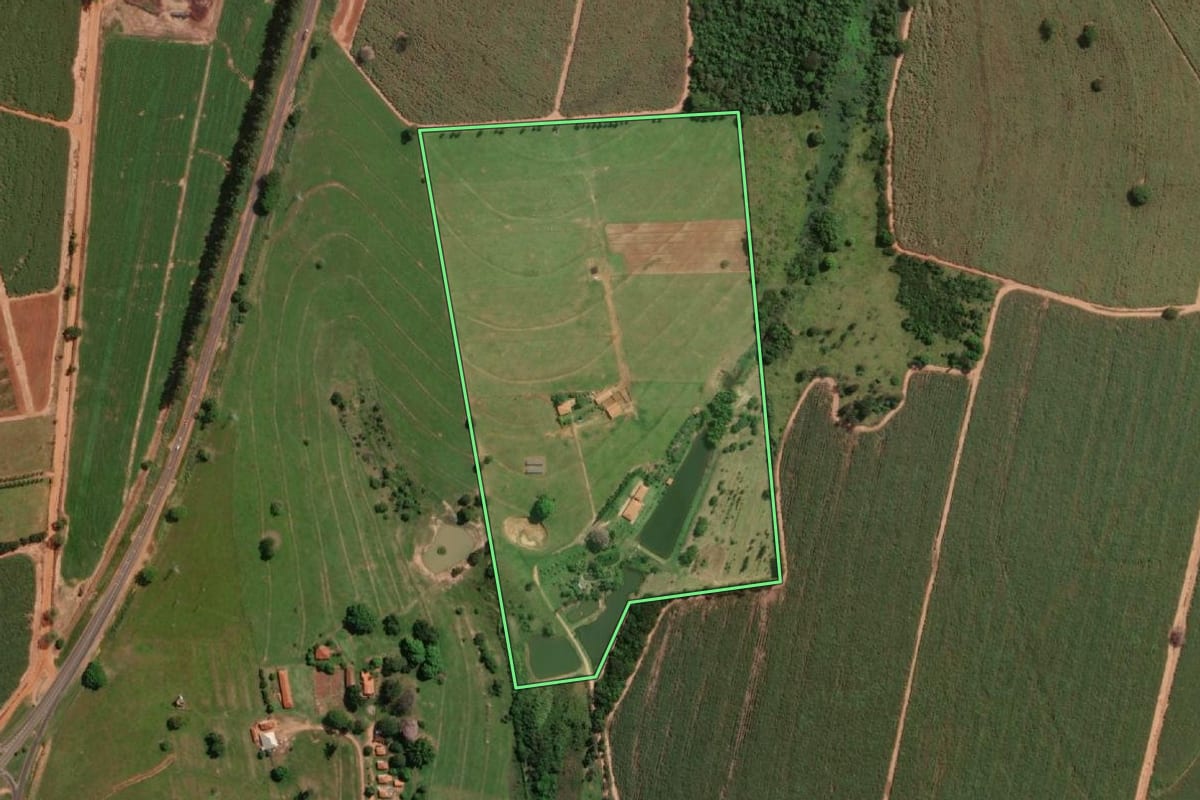 Imagem de satélite do imóvel rural em Urupês (SP), com o contorno declarado no CAR desenhado por cima.