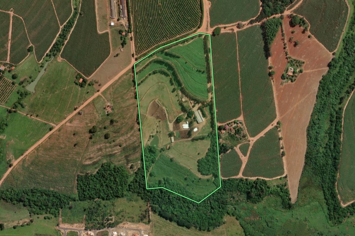 Imagem de satélite do imóvel rural em Urupês (SP), com o contorno declarado no CAR desenhado por cima.