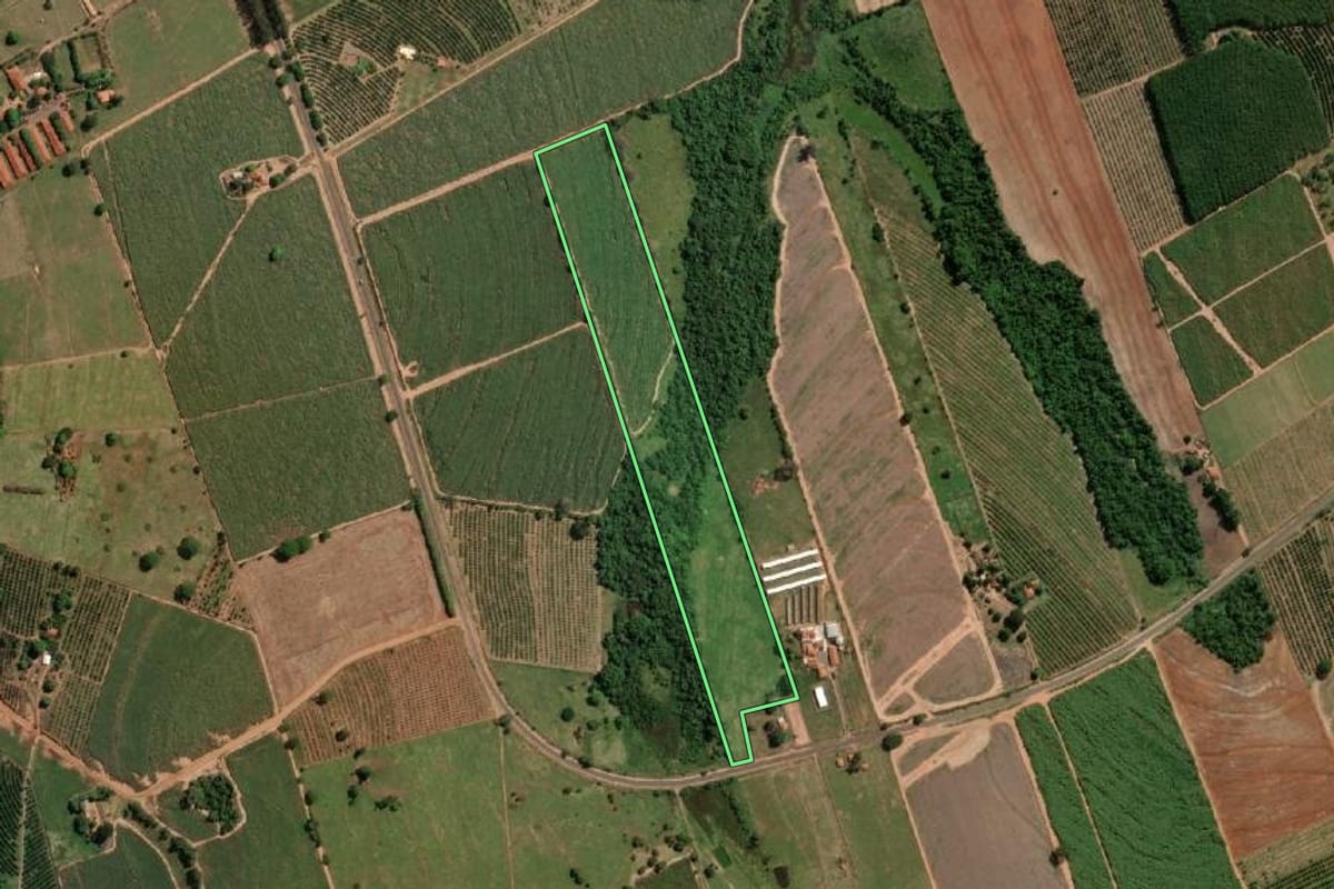 Imagem de satélite do imóvel rural em Urupês (SP), com o contorno declarado no CAR desenhado por cima.