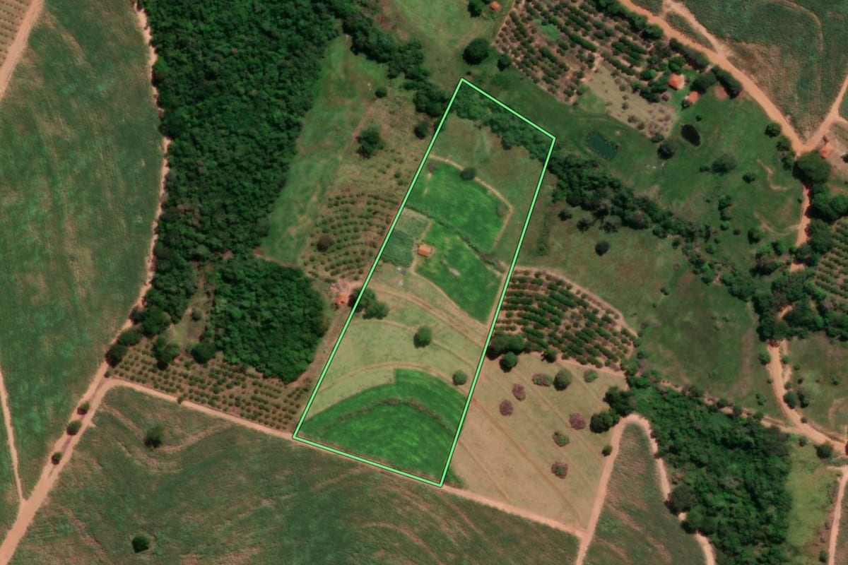 Imagem de satélite do imóvel rural em Urupês (SP), com o contorno declarado no CAR desenhado por cima.