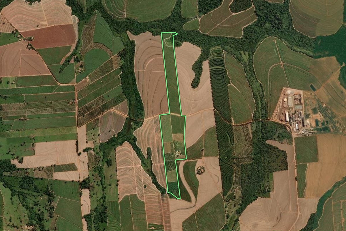 Imagem de satélite do imóvel rural em Urupês (SP), com o contorno declarado no CAR desenhado por cima.