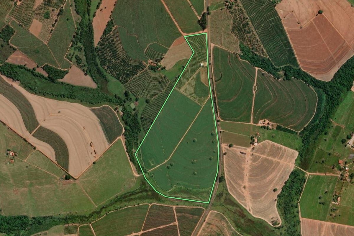 Imagem de satélite do imóvel rural em Urupês (SP), com o contorno declarado no CAR desenhado por cima.