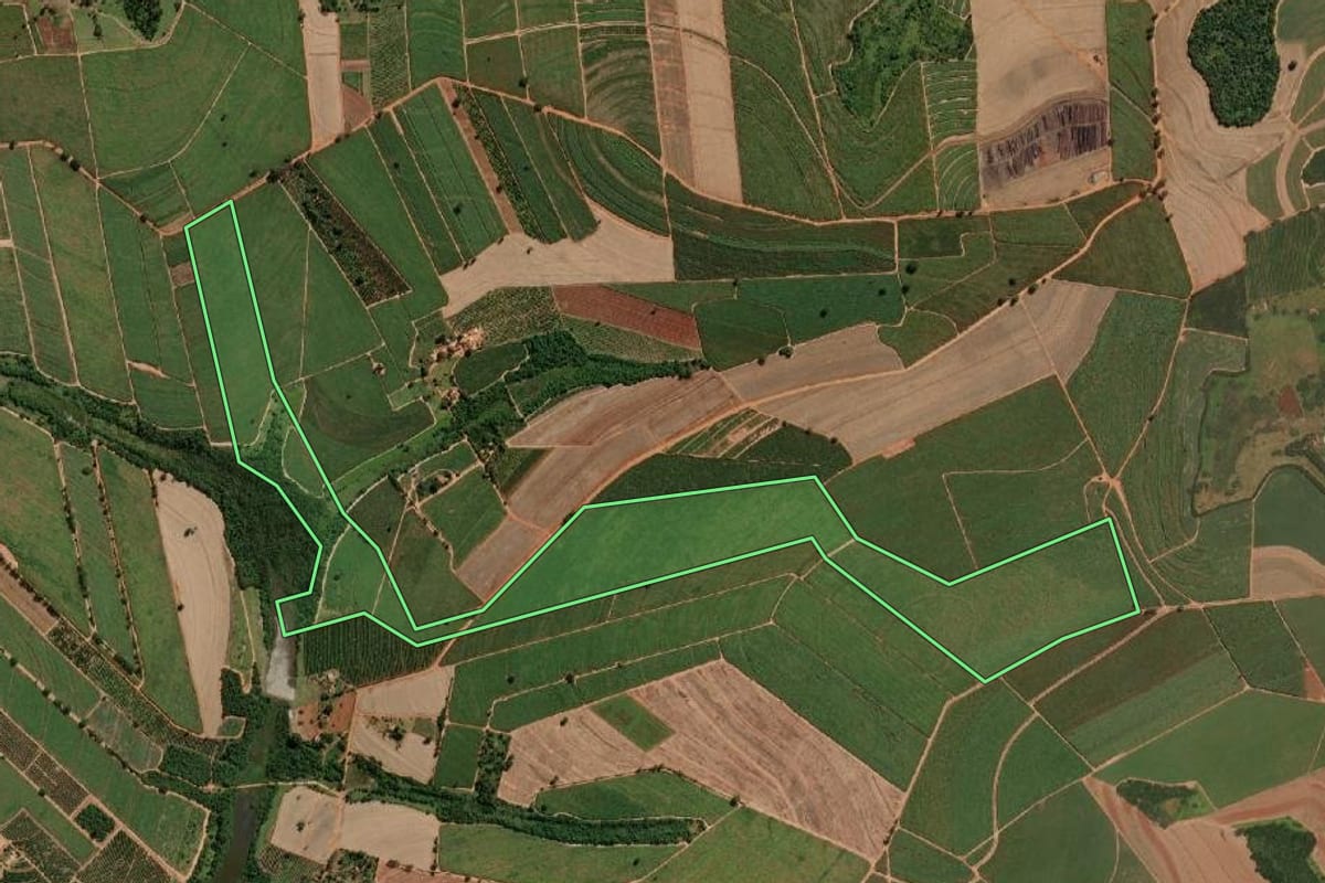 Imagem de satélite do imóvel rural em Urupês (SP), com o contorno declarado no CAR desenhado por cima.