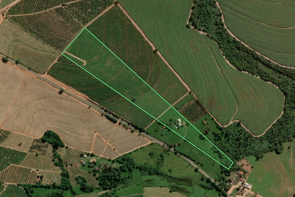 Imagem de satélite do imóvel rural em Urupês (SP), com o contorno declarado no CAR desenhado por cima.