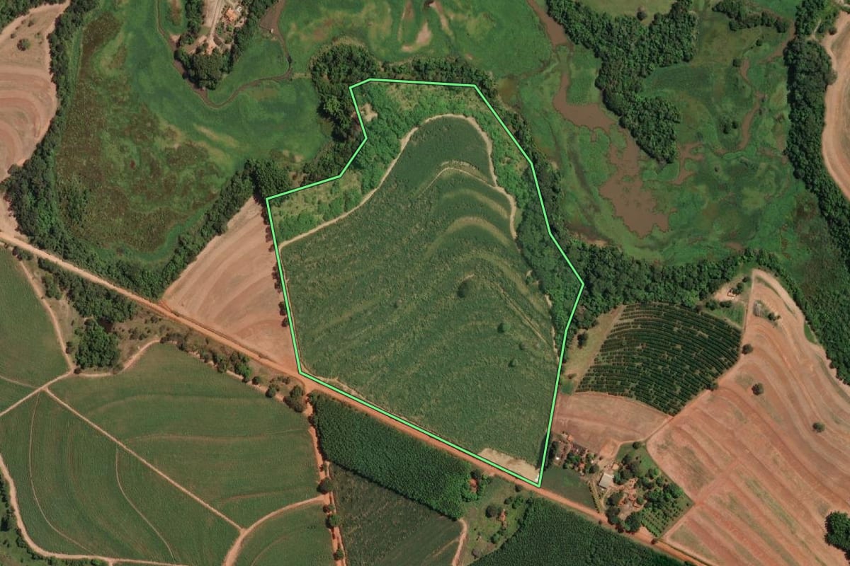 Imagem de satélite do imóvel rural em Urupês (SP), com o contorno declarado no CAR desenhado por cima.