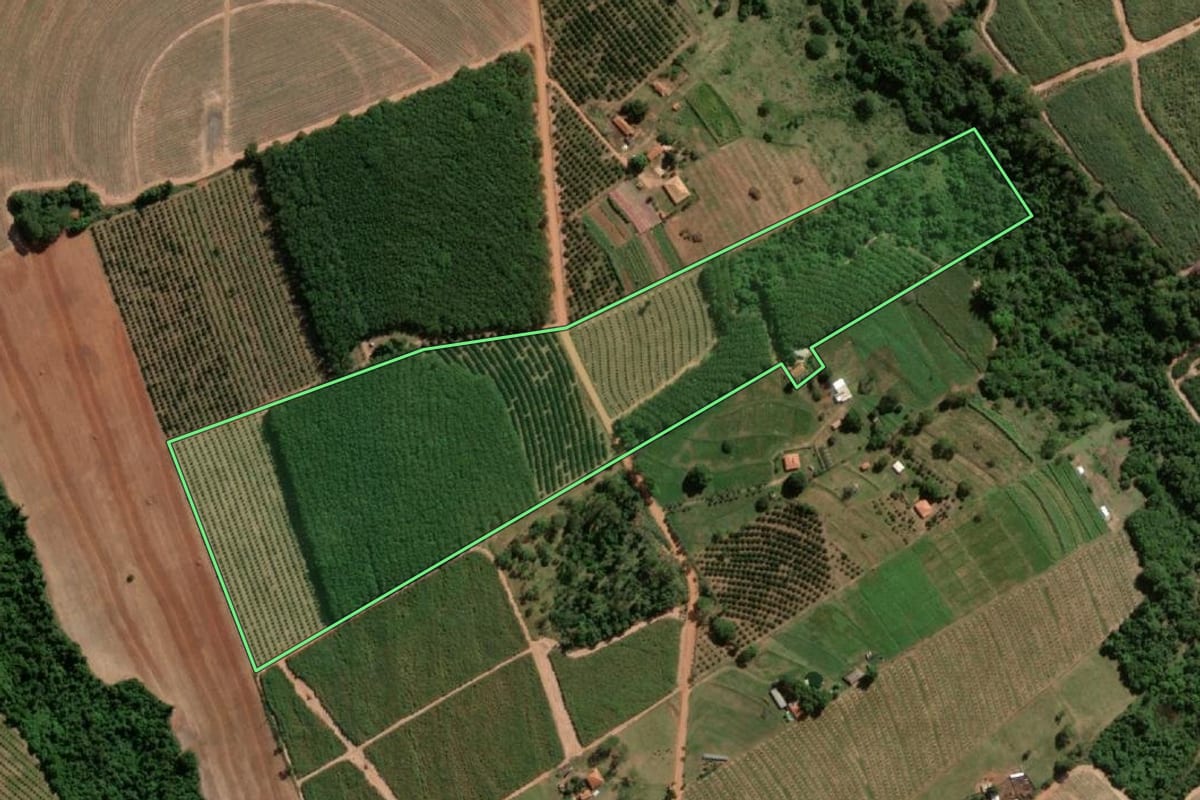 Imagem de satélite do imóvel rural em Urupês (SP), com o contorno declarado no CAR desenhado por cima.