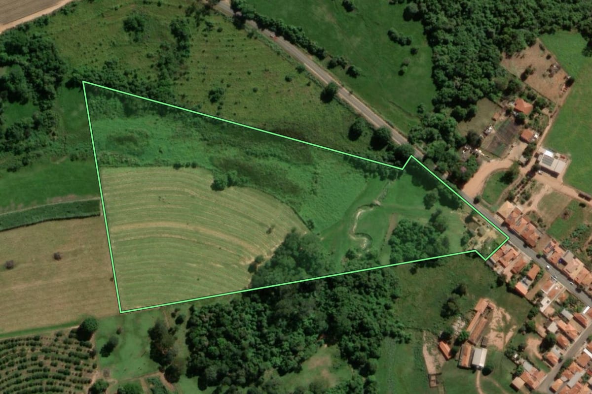 Imagem de satélite do imóvel rural em Urupês (SP), com o contorno declarado no CAR desenhado por cima.