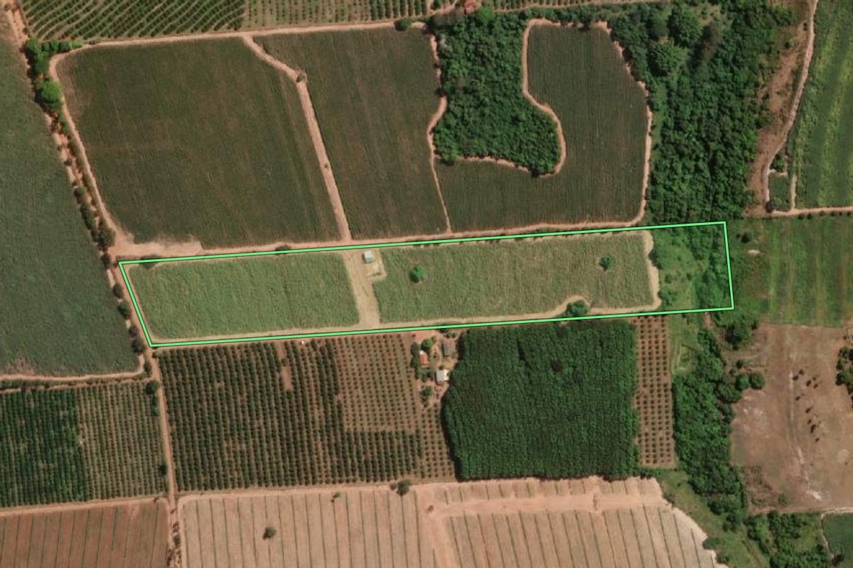 Imagem de satélite do imóvel rural em Urupês (SP), com o contorno declarado no CAR desenhado por cima.
