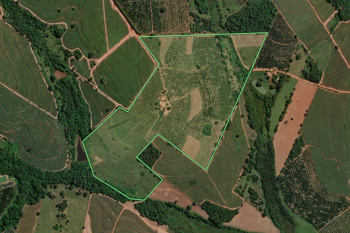 Imagem de satélite do imóvel rural em Urupês (SP), com o contorno declarado no CAR desenhado por cima.