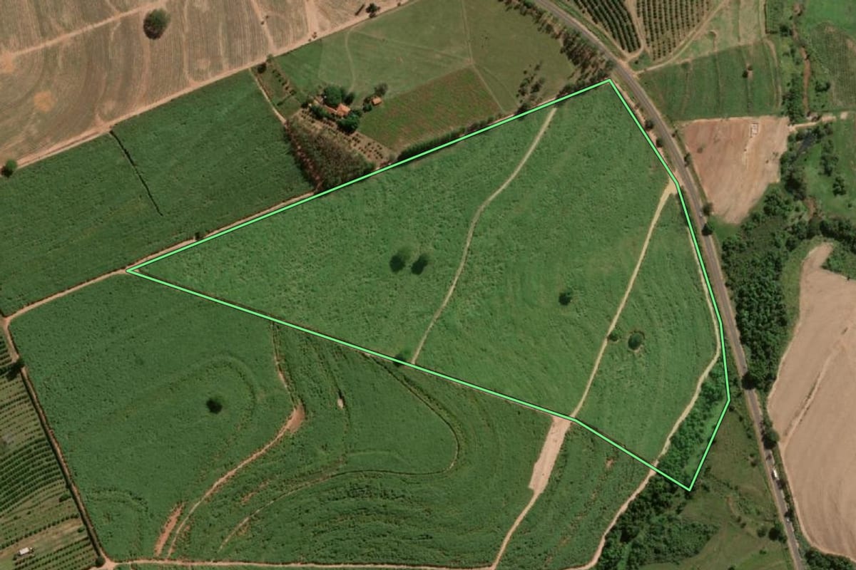 Imagem de satélite do imóvel rural em Urupês (SP), com o contorno declarado no CAR desenhado por cima.