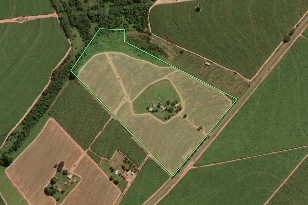 Imagem de satélite do imóvel rural em Urupês (SP), com o contorno declarado no CAR desenhado por cima.