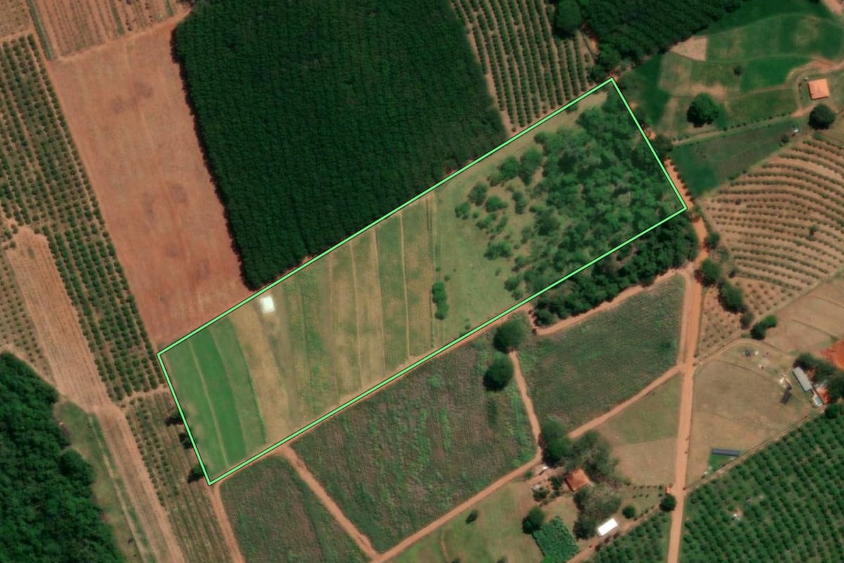 Imagem de satélite do imóvel rural em Urupês (SP), com o contorno declarado no CAR desenhado por cima.
