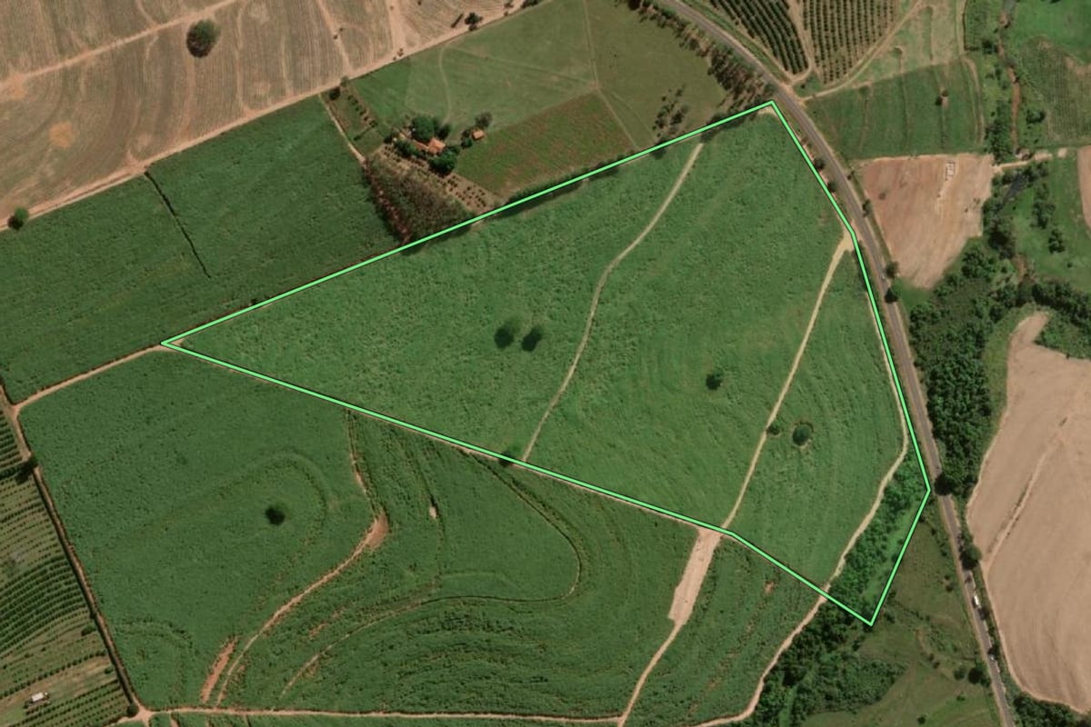 Imagem de satélite do imóvel rural em Urupês (SP), com o contorno declarado no CAR desenhado por cima.