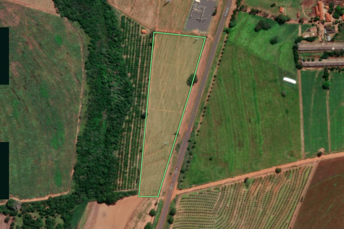 Imagem de satélite do imóvel rural em Urupês (SP), com o contorno declarado no CAR desenhado por cima.