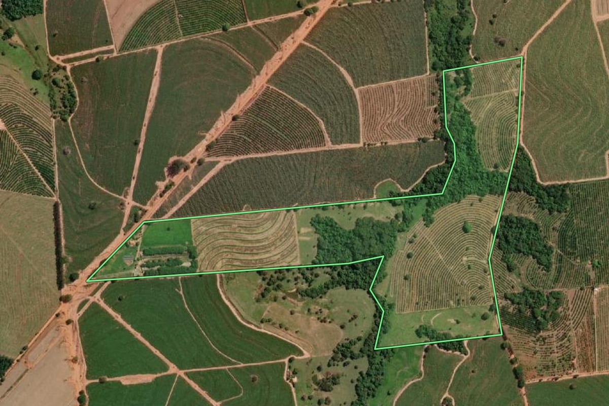 Imagem de satélite do imóvel rural em Urupês (SP), com o contorno declarado no CAR desenhado por cima.