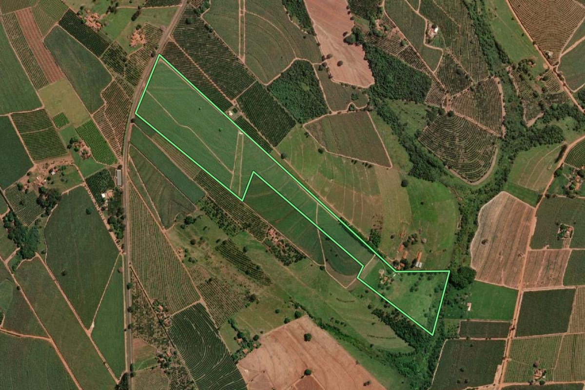 Imagem de satélite do imóvel rural em Urupês (SP), com o contorno declarado no CAR desenhado por cima.