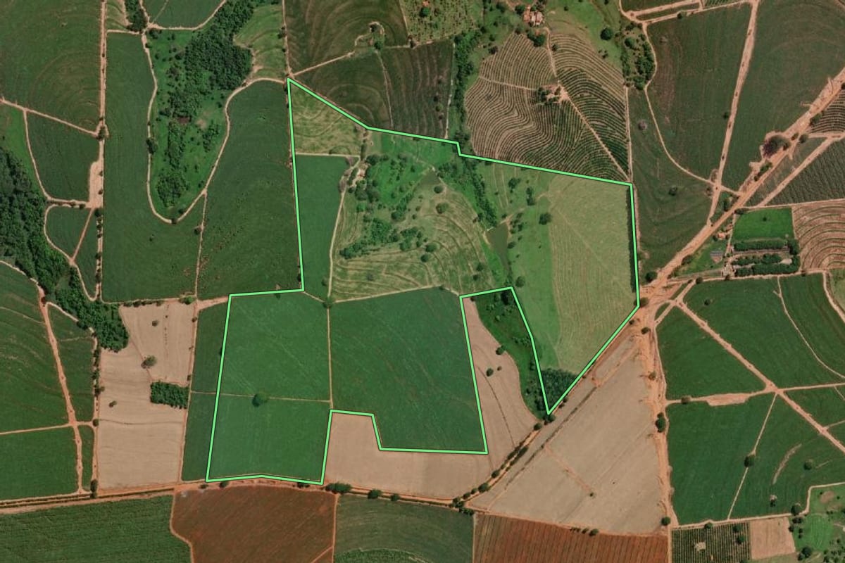 Imagem de satélite do imóvel rural em Urupês (SP), com o contorno declarado no CAR desenhado por cima.