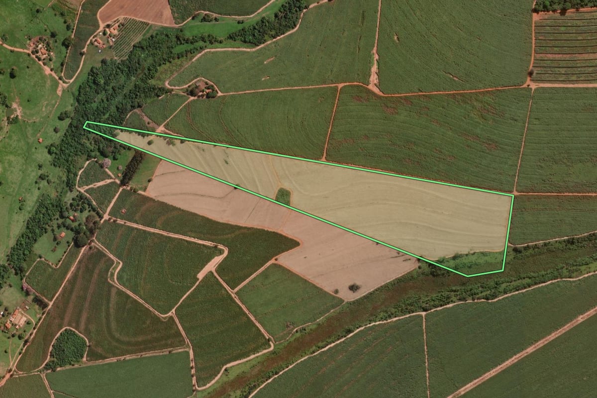 Imagem de satélite do imóvel rural em Urupês (SP), com o contorno declarado no CAR desenhado por cima.