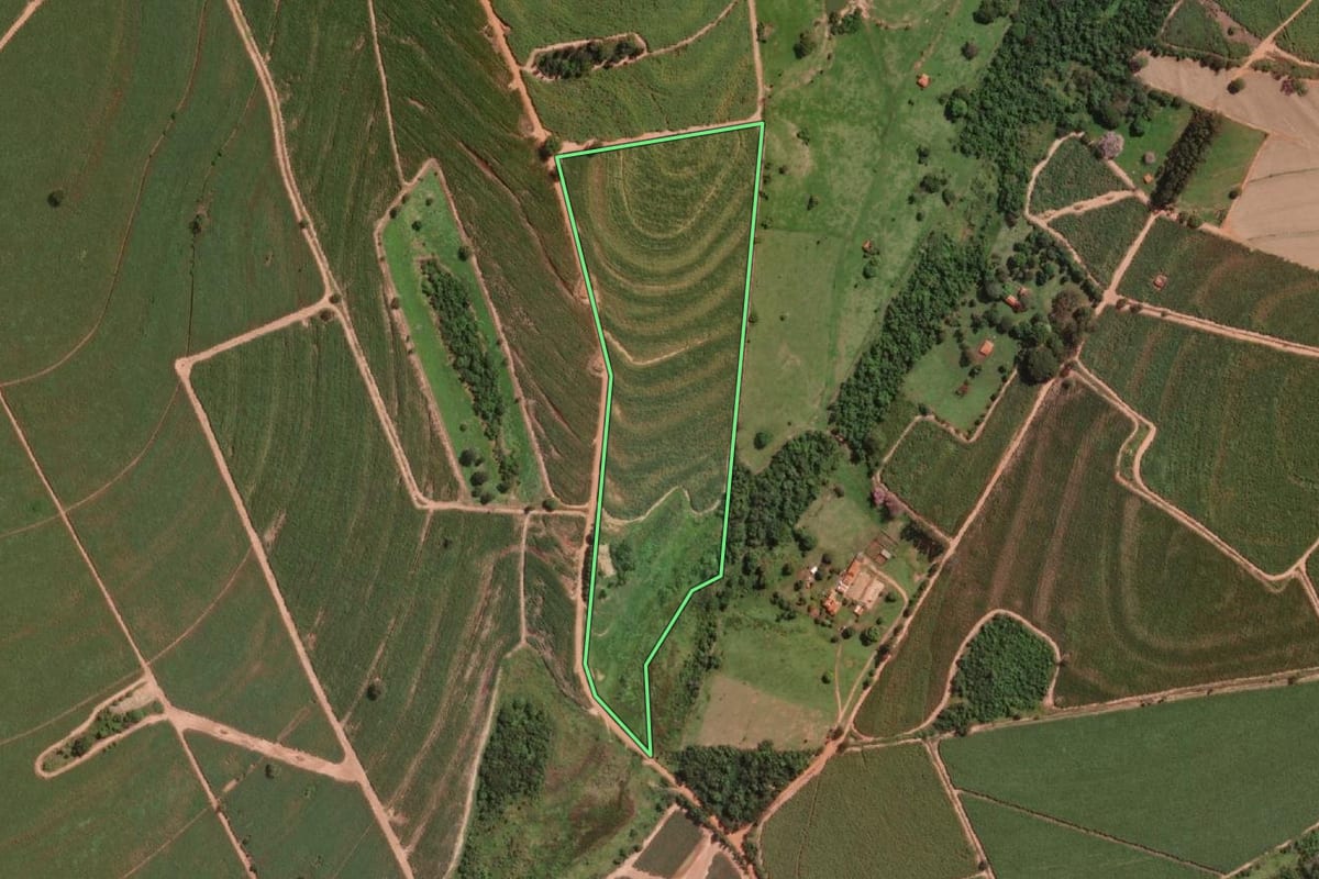 Imagem de satélite do imóvel rural em Urupês (SP), com o contorno declarado no CAR desenhado por cima.