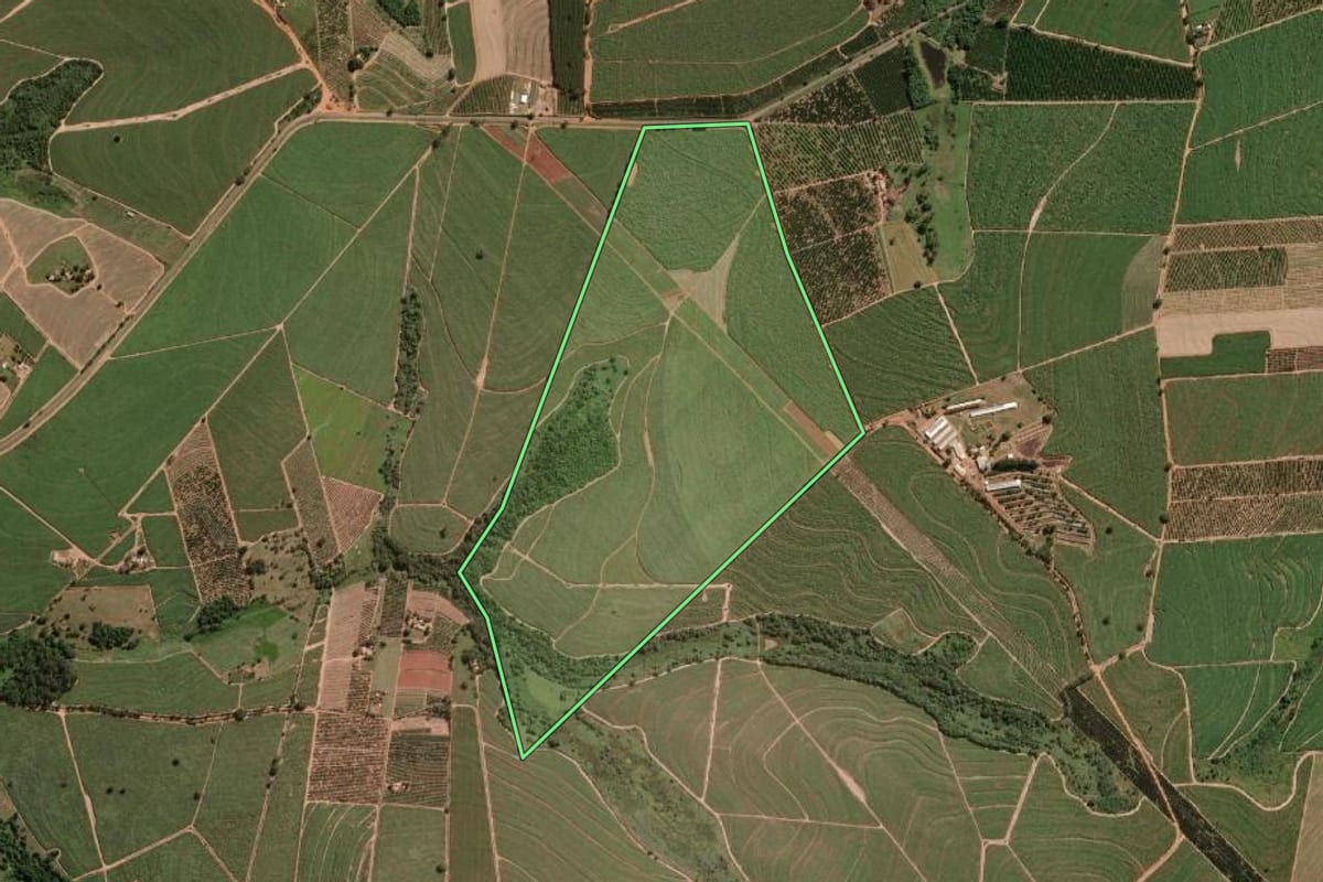 Imagem de satélite do imóvel rural em Urupês (SP), com o contorno declarado no CAR desenhado por cima.