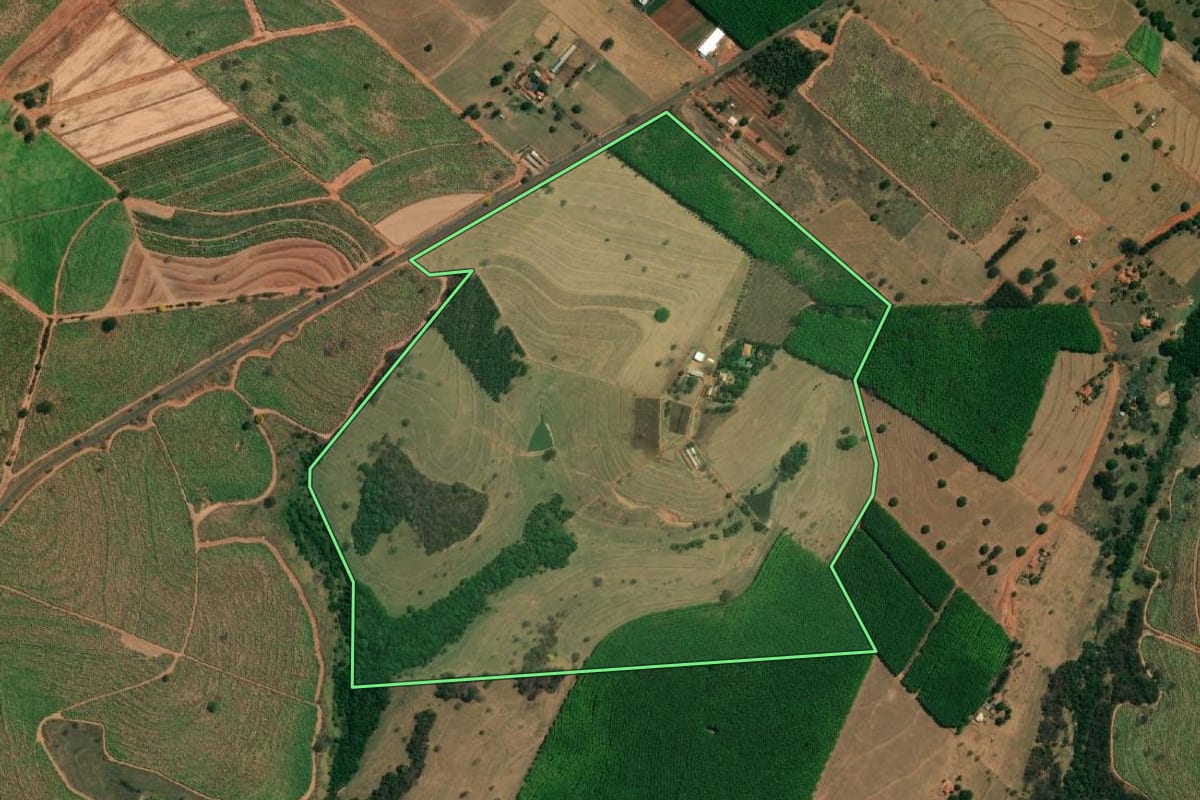 Imagem de satélite do imóvel rural em Valentim Gentil (SP), com o contorno declarado no CAR desenhado por cima.