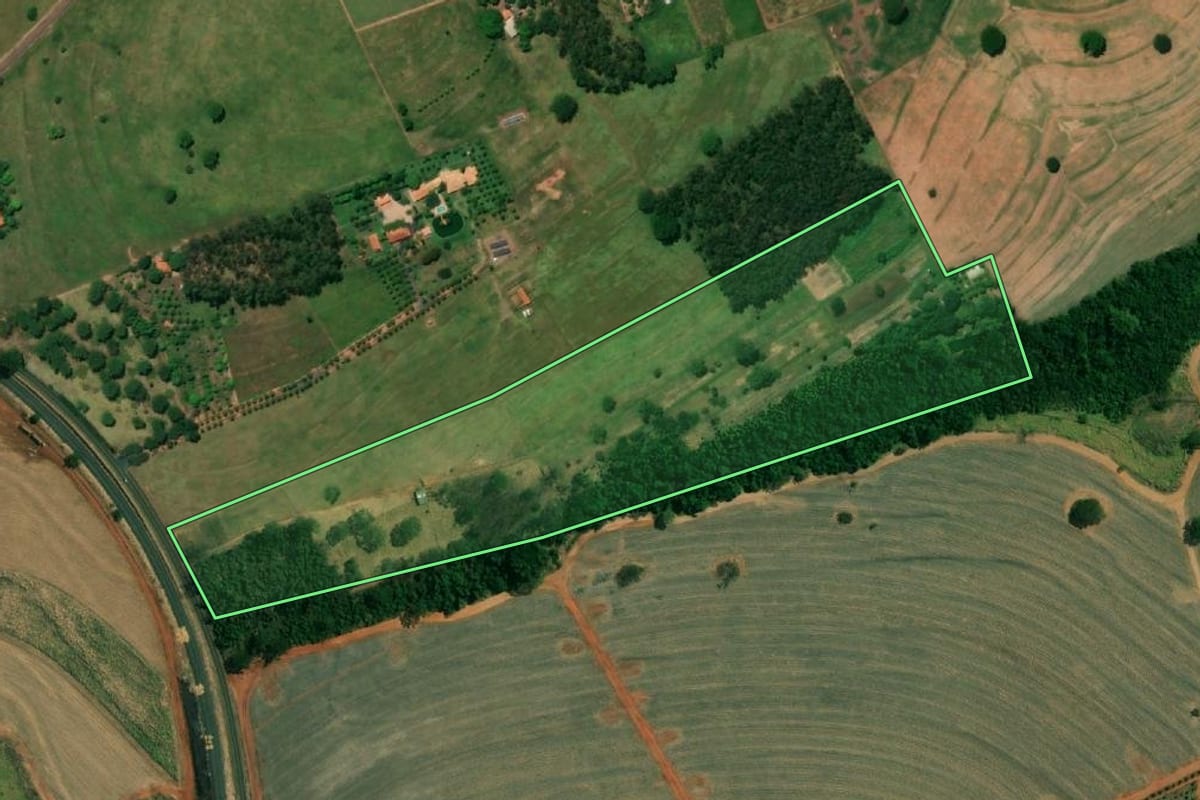 Imagem de satélite do imóvel rural em Valentim Gentil (SP), com o contorno declarado no CAR desenhado por cima.