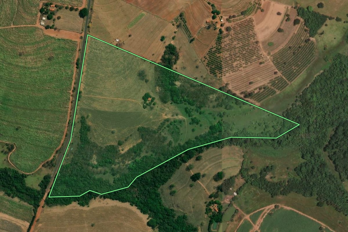 Imagem de satélite do imóvel rural em Valentim Gentil (SP), com o contorno declarado no CAR desenhado por cima.