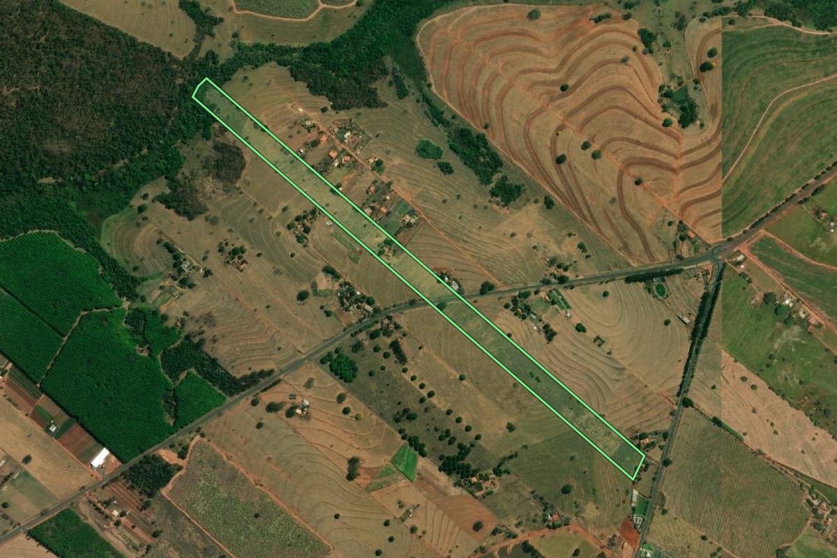 Imagem de satélite do imóvel rural em Valentim Gentil (SP), com o contorno declarado no CAR desenhado por cima.