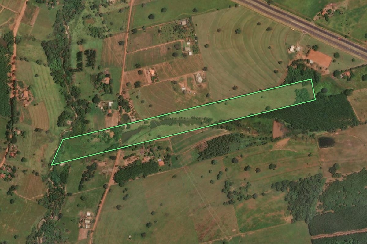 Imagem de satélite do imóvel rural em Valentim Gentil (SP), com o contorno declarado no CAR desenhado por cima.