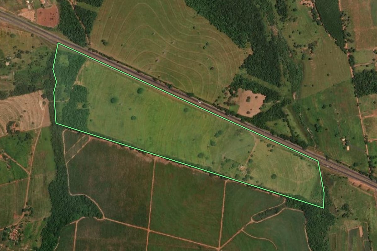 Imagem de satélite do imóvel rural em Valentim Gentil (SP), com o contorno declarado no CAR desenhado por cima.