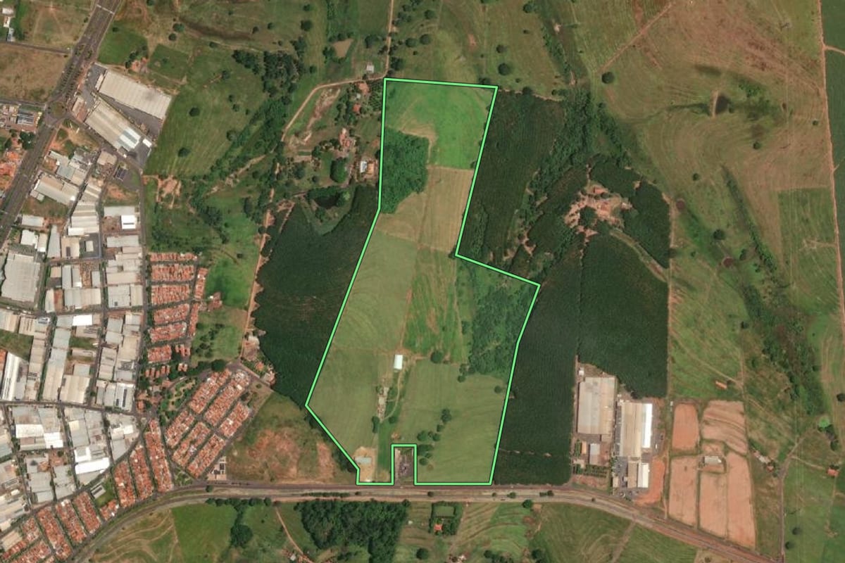 Imagem de satélite do imóvel rural em Valentim Gentil (SP), com o contorno declarado no CAR desenhado por cima.