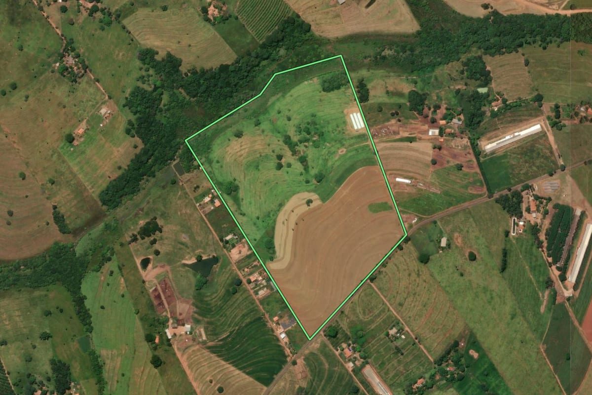 Imagem de satélite do imóvel rural em Valentim Gentil (SP), com o contorno declarado no CAR desenhado por cima.