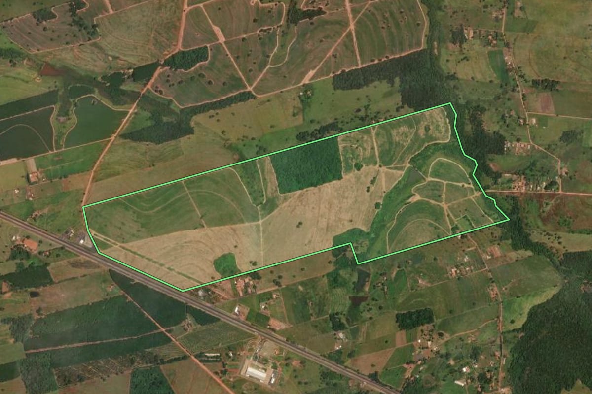 Imagem de satélite do imóvel rural em Valentim Gentil (SP), com o contorno declarado no CAR desenhado por cima.