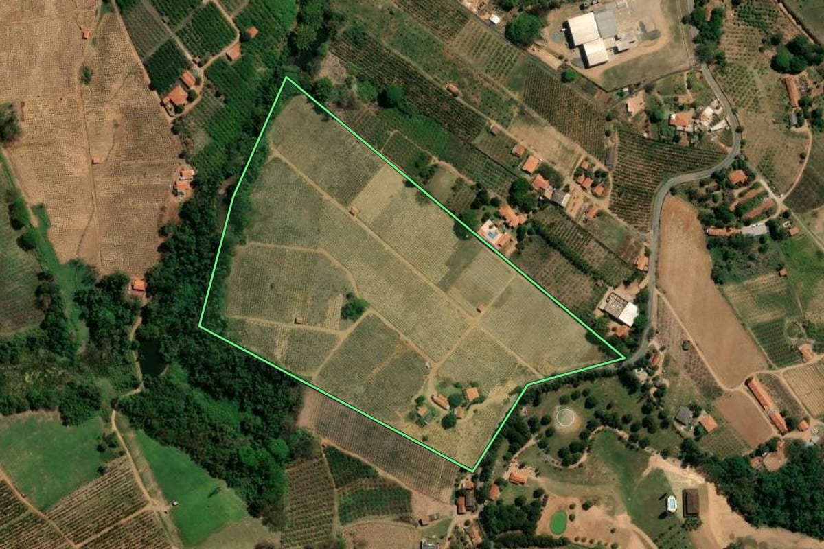 Imagem de satélite do imóvel rural em Valinhos (SP), com o contorno declarado no CAR desenhado por cima.